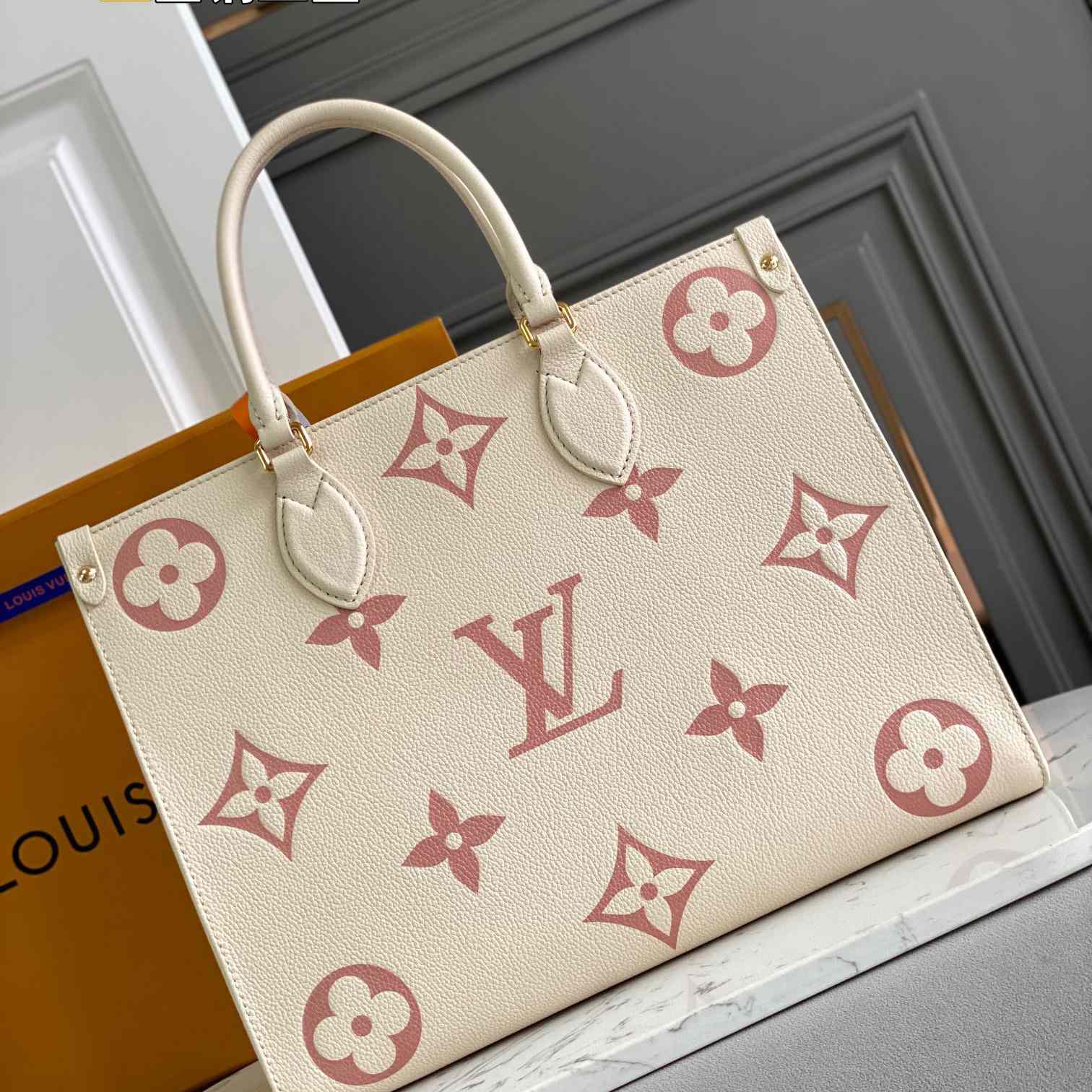 Louis Vuitton OnTheGo MM (35x27x14CM) M21575,Totes & Handles